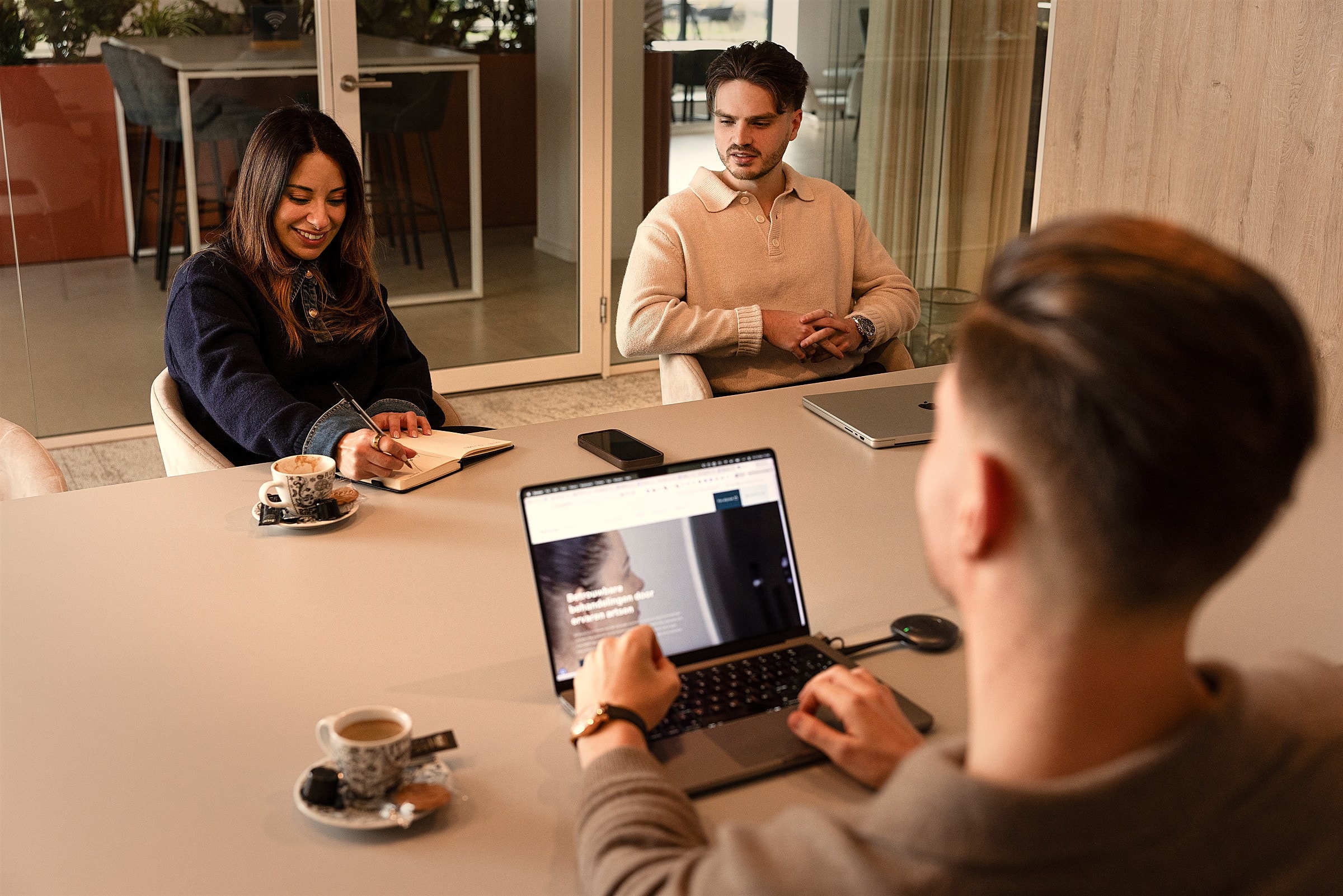 Intakegesprek aan tafel bij MediaBrix